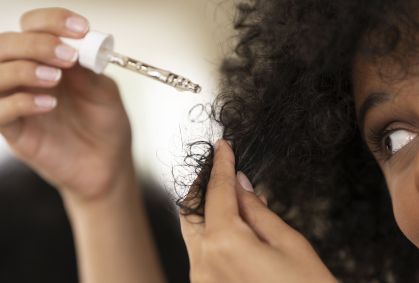 Frizz no inverno: saiba como evitar os fios arrepiados