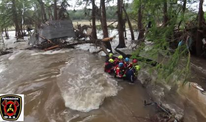 Socorristas do México ajudam nas buscas e resgates após enchentes no Texas