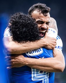 Gabigol comemora com Fabrício Bruno gol marcado contra o Juventude pelo Brasileiro