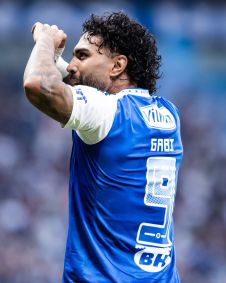 Gabigol comemora gol pelo Cruzeiro contra o Juventude