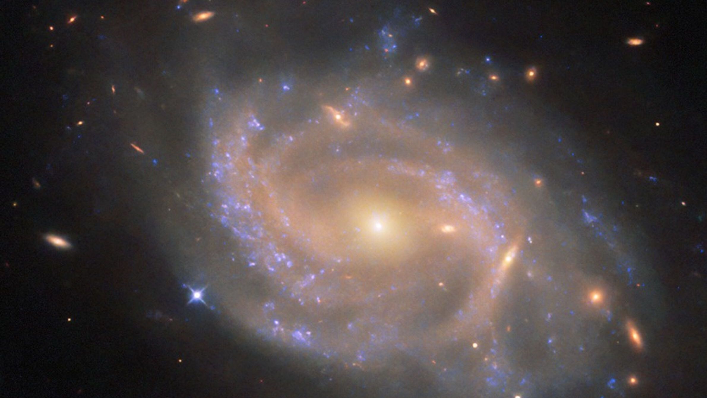 Hubble tira foto de galáxia espiral a 137 milhões de anos-luz da
