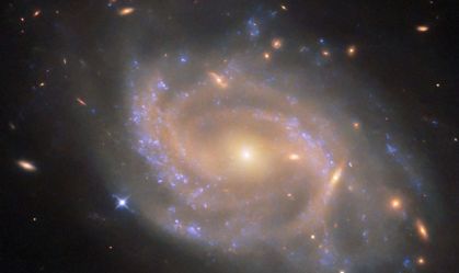 Hubble tira foto de galáxia espiral a 137 milhões de anos-luz da Terra