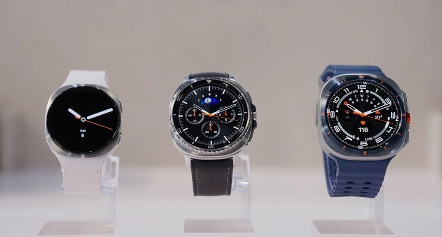 (Da esquerda para a direita) O Galaxy Watch8, Galaxy Watch8 Classic e Galaxy Watch Ultra em Azul Titânio • Divulgação