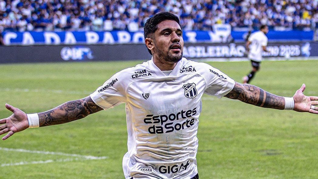 Galeano celebra seu segundo gol no duelo entre Cruzeiro e Ceará no Mineirão