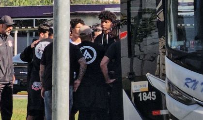 Gaviões da Fiel se reúne com diretoria e elenco do Corinthians no CT