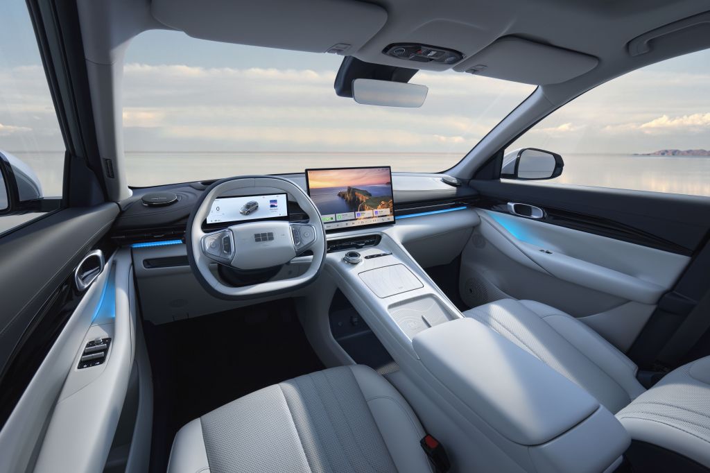 Geely EX5 tem 4,62 metros de comprimento, 1,90 metro de largura, 1,67 metro de altura e 2,75 metros de entre-eixos