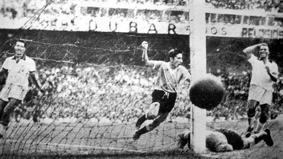 Ghiggia comemora o gol do Uruguai sobre o Brasil em 1950