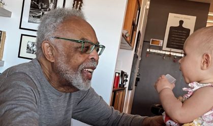 Gilberto Gil aparece em clique raro com bisneta: "Tirando sorriso do biso"