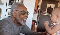 Gilberto Gil aparece em clique raro com bisneta: "Tirando sorriso do biso"