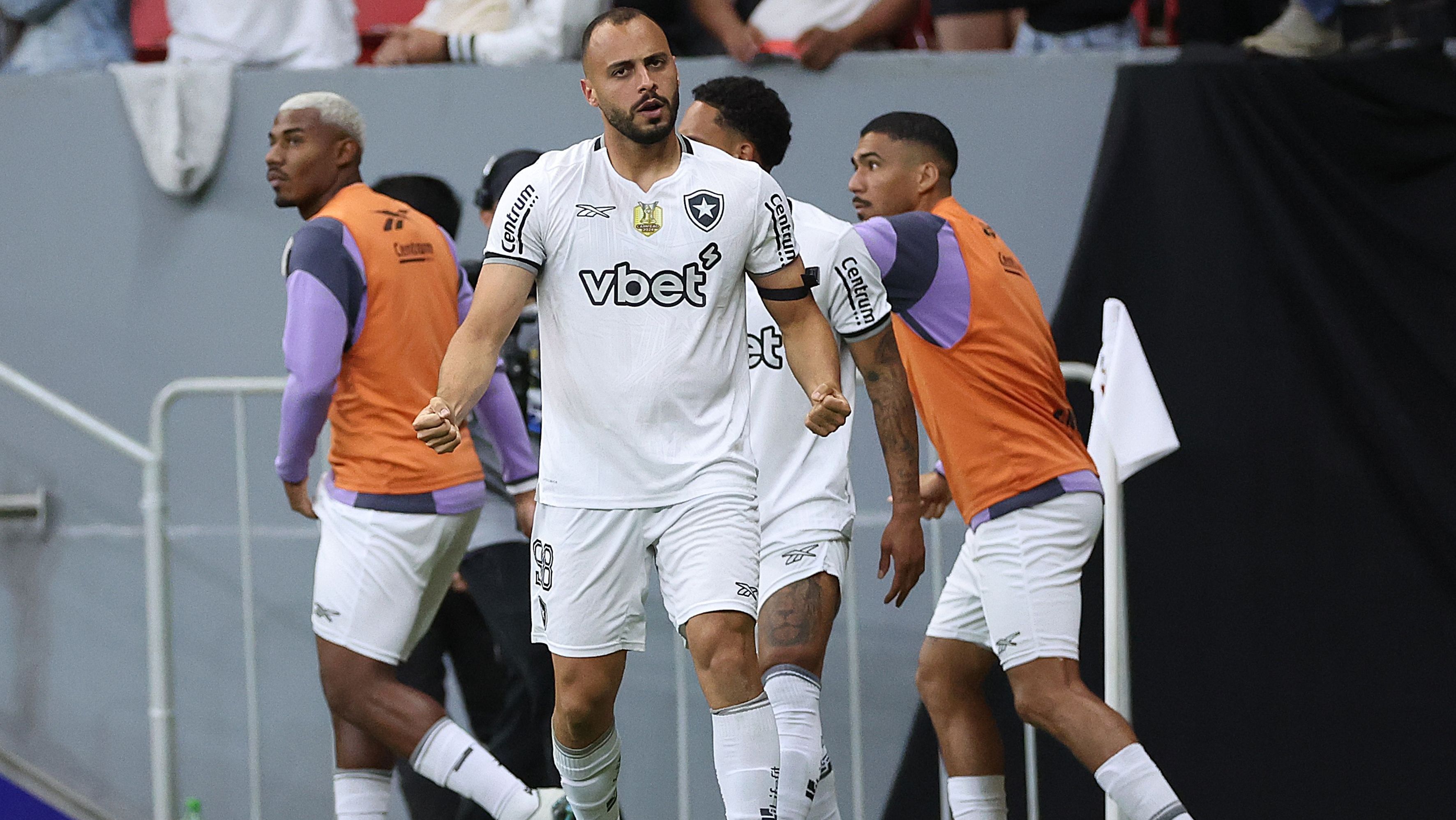 Arthur Cabral comemora gol do Botafogo sobre o Vasco, o primeiro dele pelo novo clube