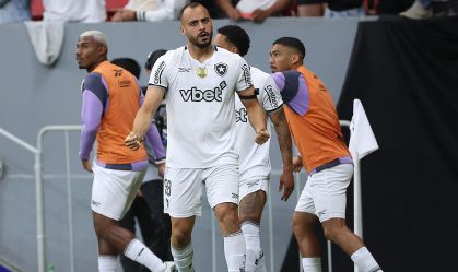 Sob nova direção, Botafogo vence Vasco e encosta no G4 do Brasileirão