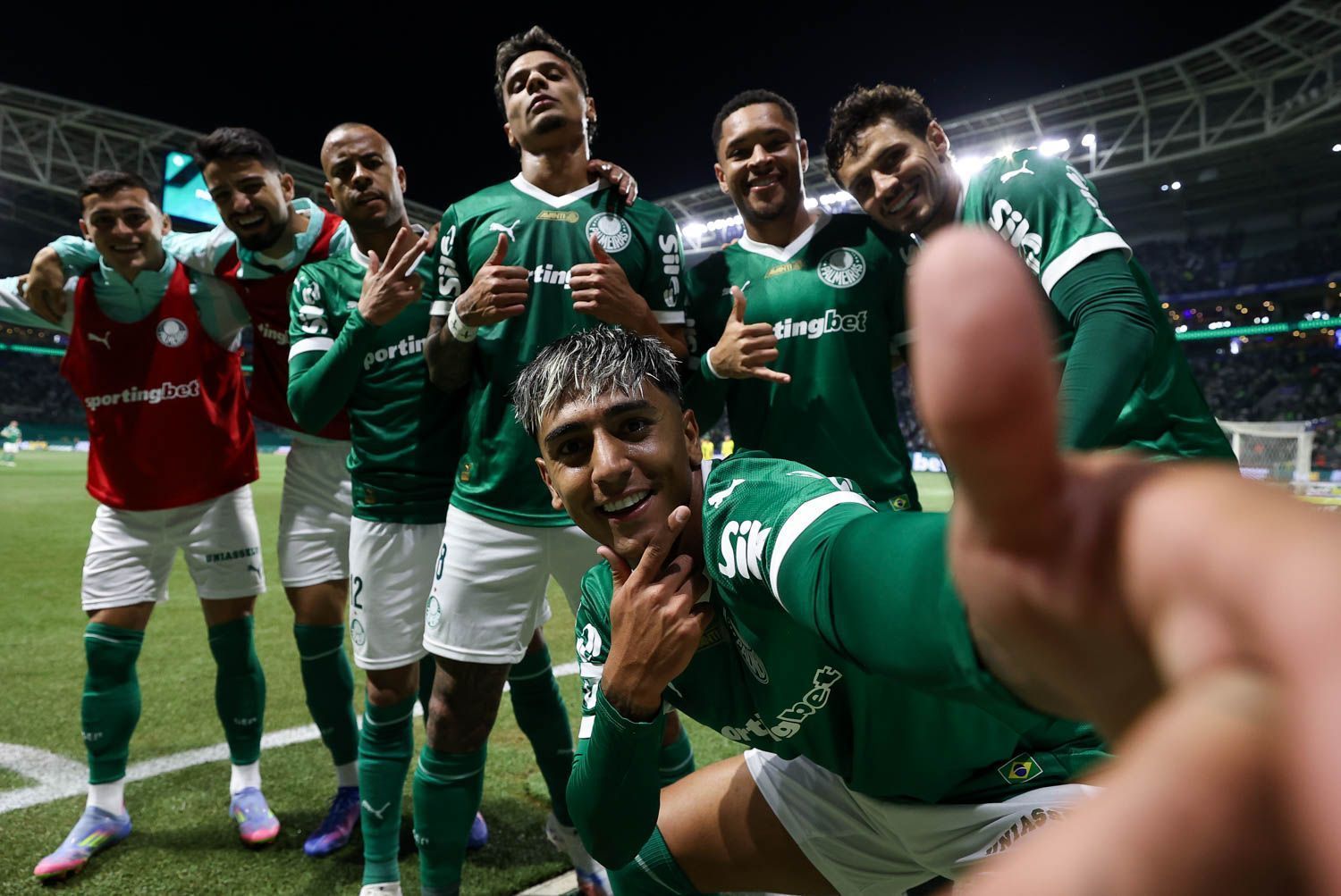 Jogadores do Palmeiras comemoram gol de Facundo Torres sobre o Mirassol