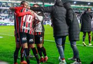 Ferreira brilha no fim, São Paulo vence Juventude e se afasta do Z4