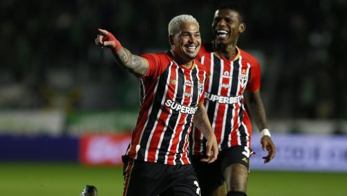 Luciano aponta para Ferreirinha ao comemorar o gol que marcou para o São Paulo sobre o Juventude
