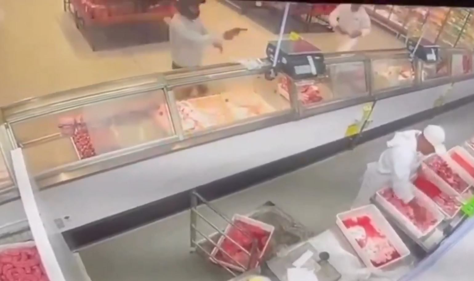 Imagem de destaque do post: Vídeo: funcionário tenta matar colega dentro de mercado no sul da Bahia