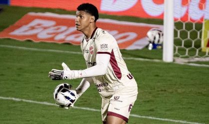 Halls defende pênalti e evita derrota do Vila Nova na Série B