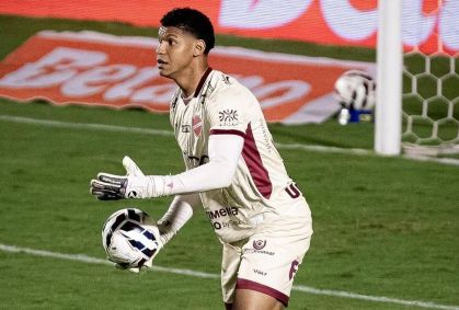 Halls defende pênalti e evita derrota do Vila Nova na Série B