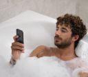 Celular no banho? Veja os riscos e como evitar prejuízos com o aparelho