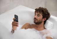 Celular no banho? Veja os riscos e como evitar prejuízos com o aparelho