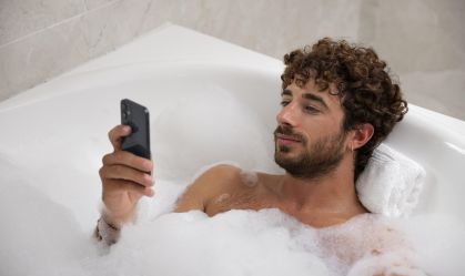 Celular no banho? Veja os riscos e como evitar prejuízos com o aparelho