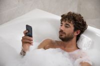 Celular no banho? Veja os riscos e como evitar prejuízos com o aparelho