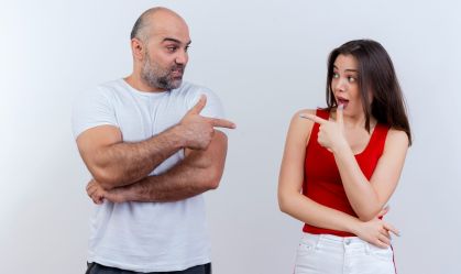 Comparar dois dedos pode revelar tendências sexuais do parceiro, diz estudo