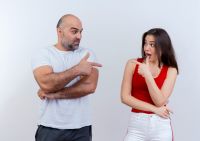Comparar dois dedos pode revelar tendências sexuais do parceiro, diz estudo