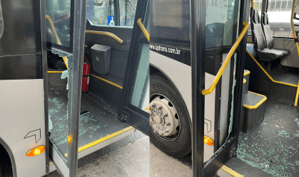 Ataques a ônibus: homem quebra porta de veículo em momento de raiva em SP