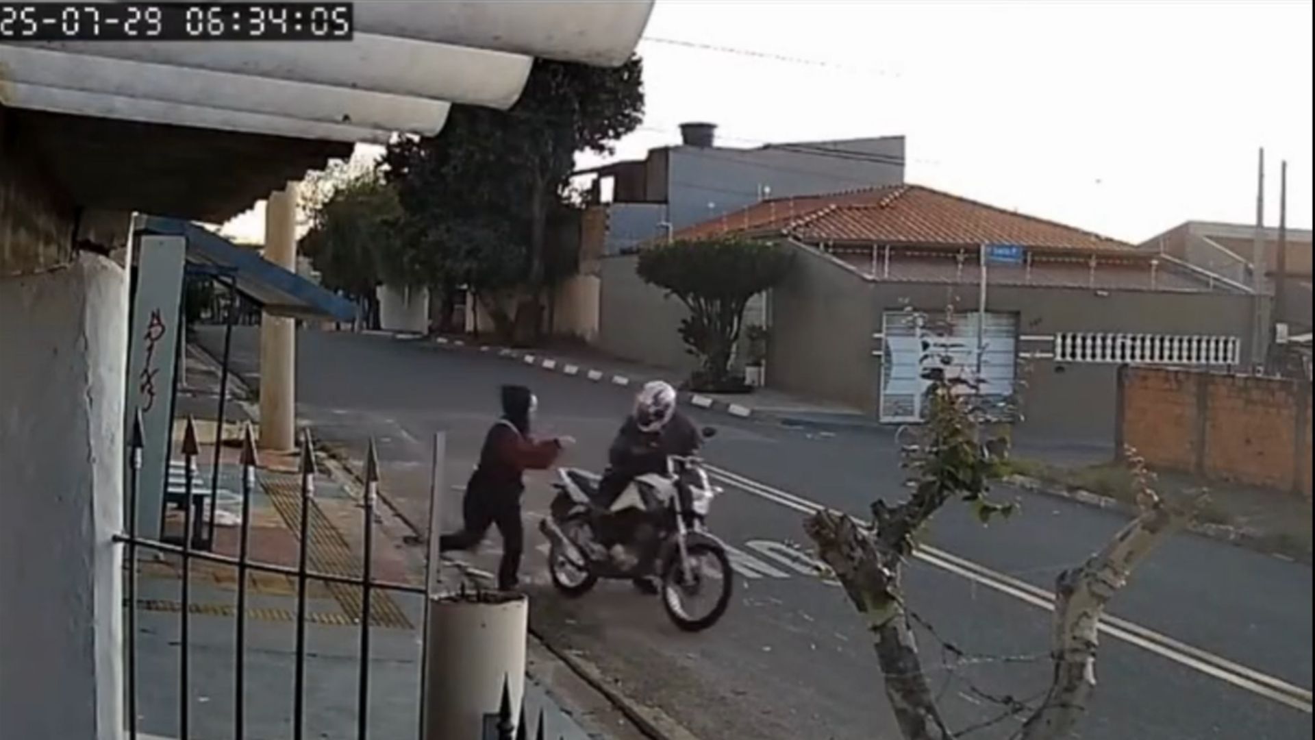 MULHER MORTA PONTO DE ÔNIBUS