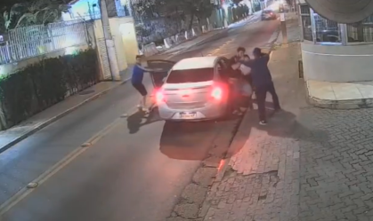 Vídeo: ladrões arrancam motorista e passageiros de carro em assalto em SP