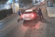 Vídeo: ladrões arrancam motorista e passageiros de carro em assalto em SP