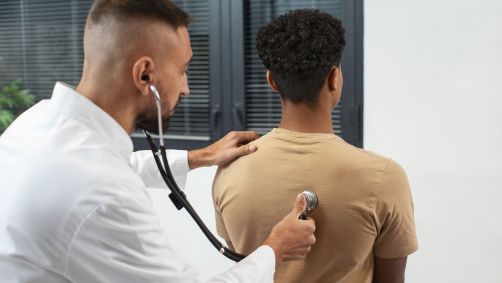 Homem sendo examinado