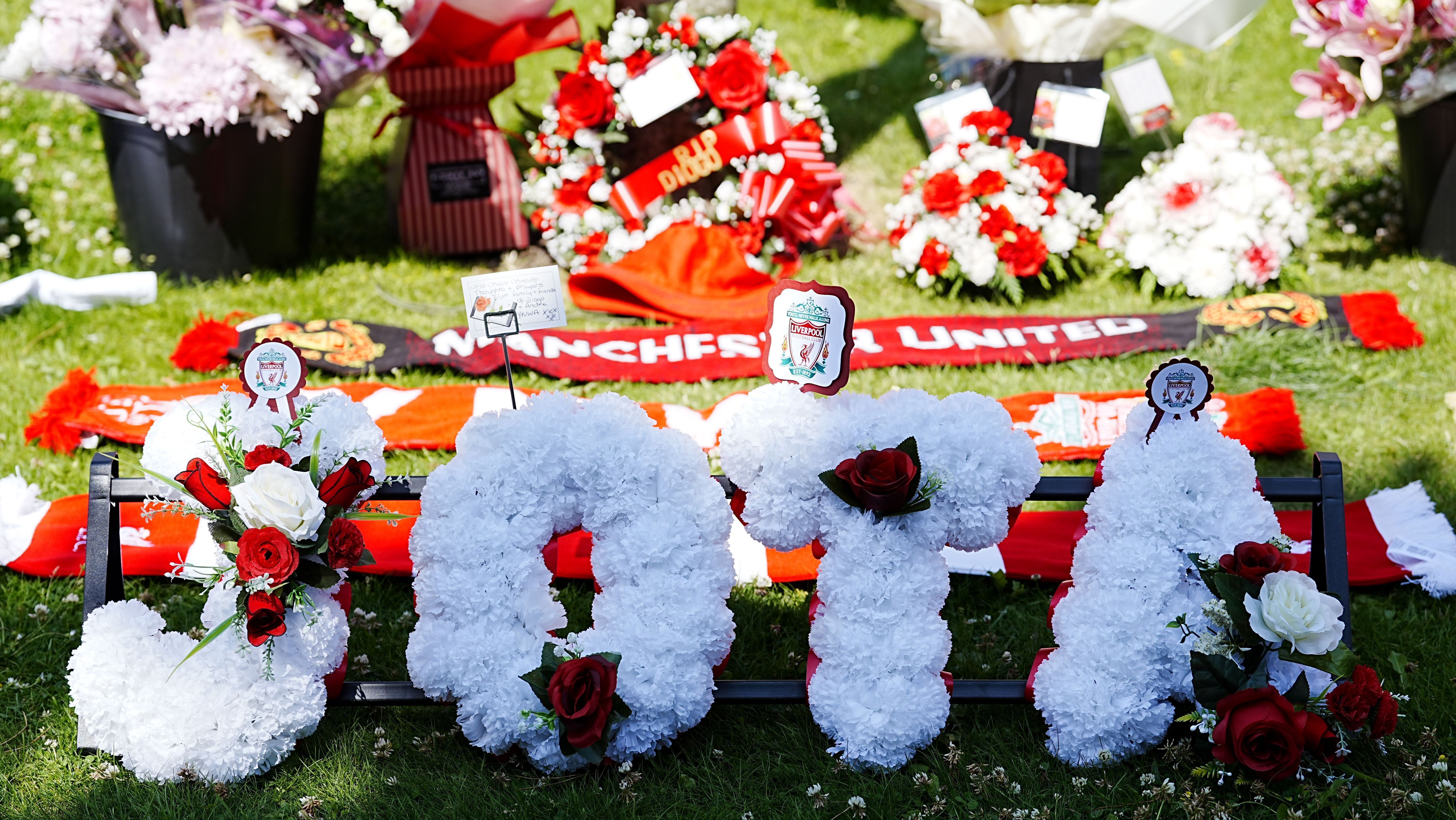 Torcida do Liverpool homenageou Diogo Jota no Anfield