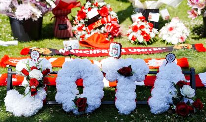 Torcedores do Liverpool homenageiam Diogo Jota no estádio Anfield; veja