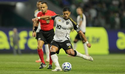 Hulk cobra falta no duelo entre Atlético-MG e Palmeiras, no Allianz Parque
