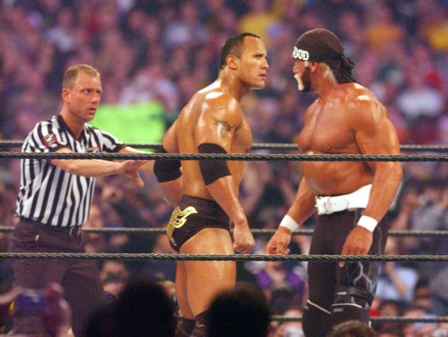 Hulk Hogan e The Rock durante a Wrestlemania X8 • George Pimentel/WireImage