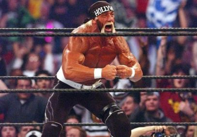 Hulk Hogan comemorando.