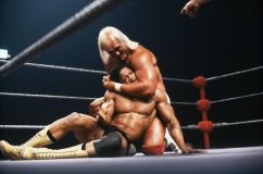 Hulk Hogan imobiliza Tony Atlas com um headlock durante combate nos anos dourados do wrestling.