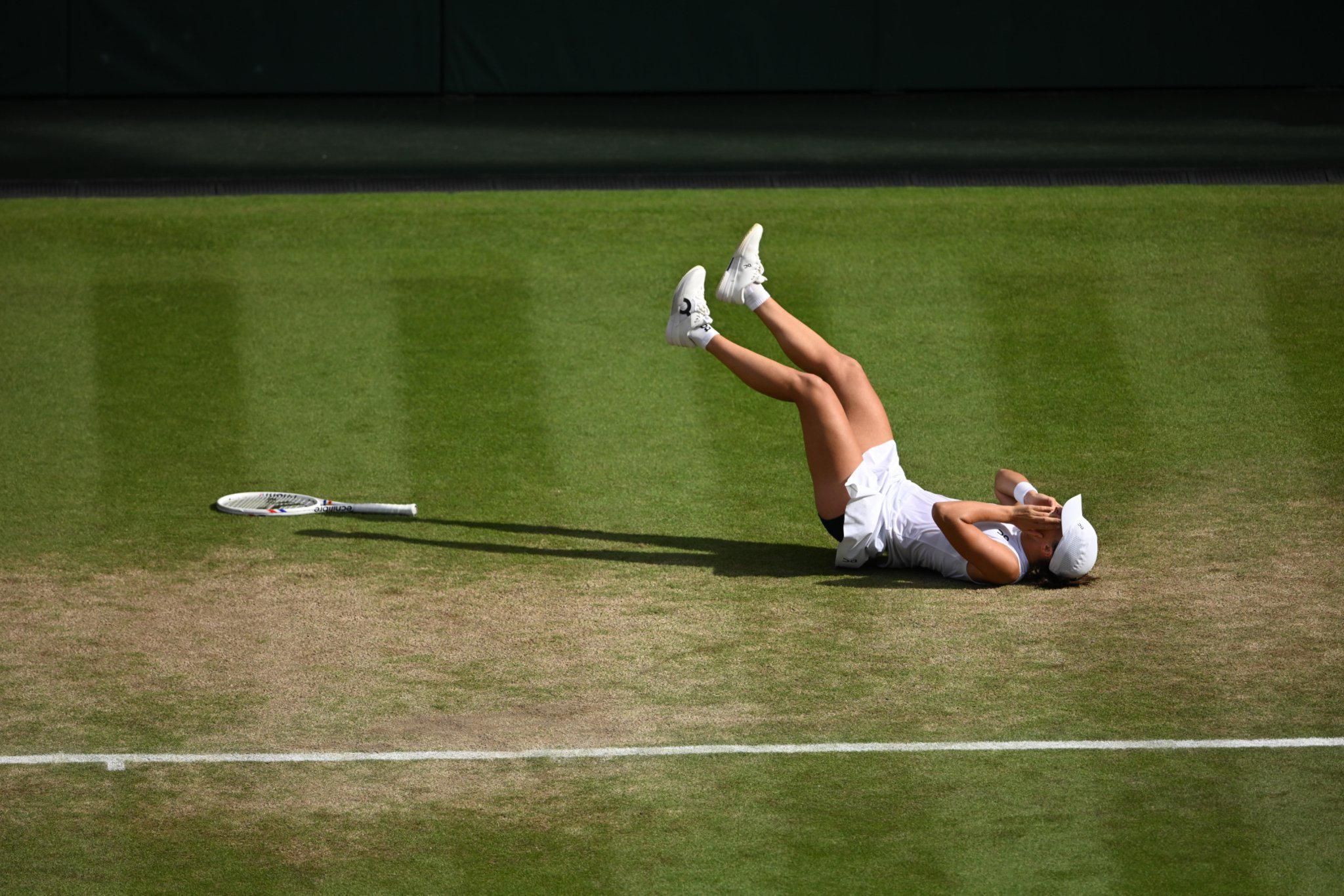 Comemoração de Iga Swiatek após título em Wimbledon