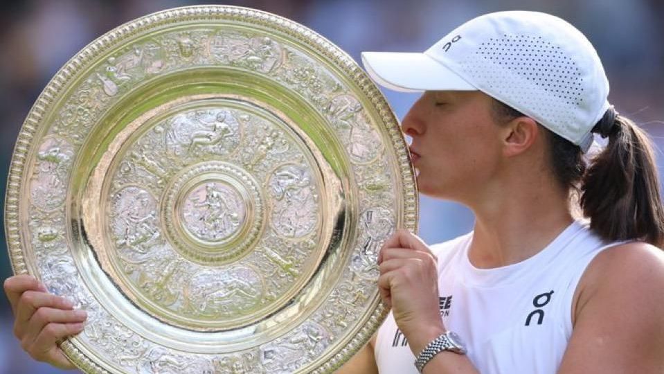 Iga Swiatek com o troféu de Wimbledon