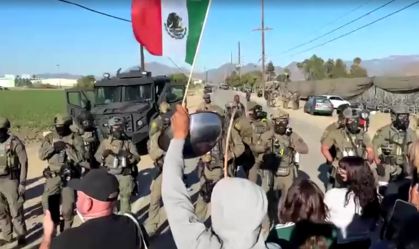 Manifestantes entram em confronto com agentes de Imigração na Califórnia