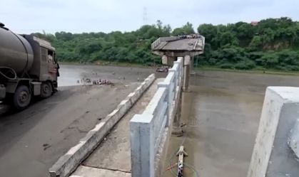 Ponte desaba na Índia matando ao menos dez pessoas, diz mídia local