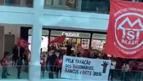 Manifestantes do MTST-RJ ocuparam o Shopping Leblon nesta quarta-feira (9)