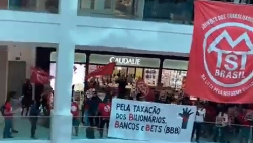 Manifestantes do MTST-RJ ocuparam o Shopping Leblon nesta quarta-feira (9)