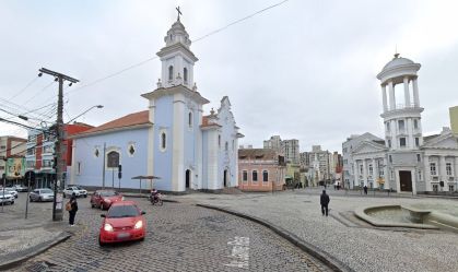 Homem é perseguido e morto com cinco tiros no Centro de Curitiba