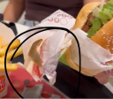 Vídeo: mulher encontra lesma viva em hamburguer no Piauí