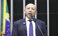 Deputado do PT propõe tributo sobre álcool para apoiar escolas de samba