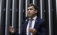 “Só porque tem vários indícios?”, questiona Nikolas ao defender Bolsonaro