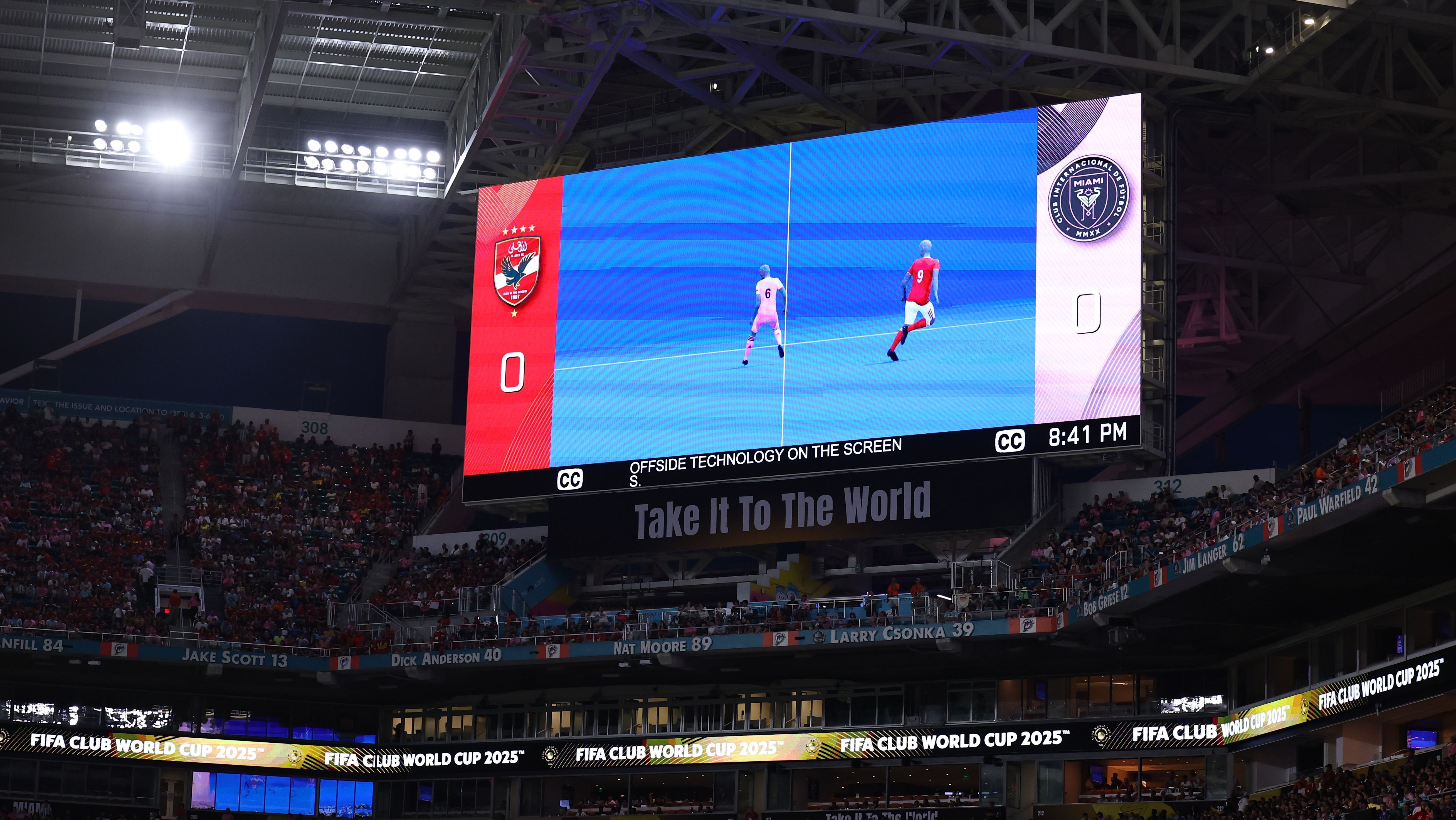 Telão mostra decisão do impedimento semi-automático em Al Ahly x Inter Miami pelo Mundial de Clubes