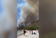 Vídeo: Banhistas fogem de incêndio florestal em praia na Itália